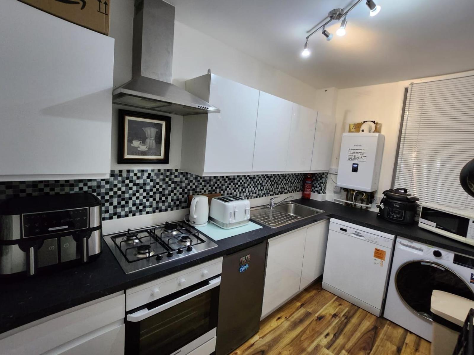 Number 63 Cosy 2 Bedroom Ground Floor Flat And Free Parking Outside Lez Aberdeen